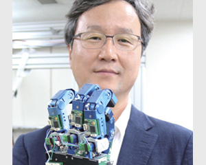 최혁렬 한국로봇학회장 “ 로봇 인기덕에 공부하고 싶다는 학생이 많이 찾아와요”